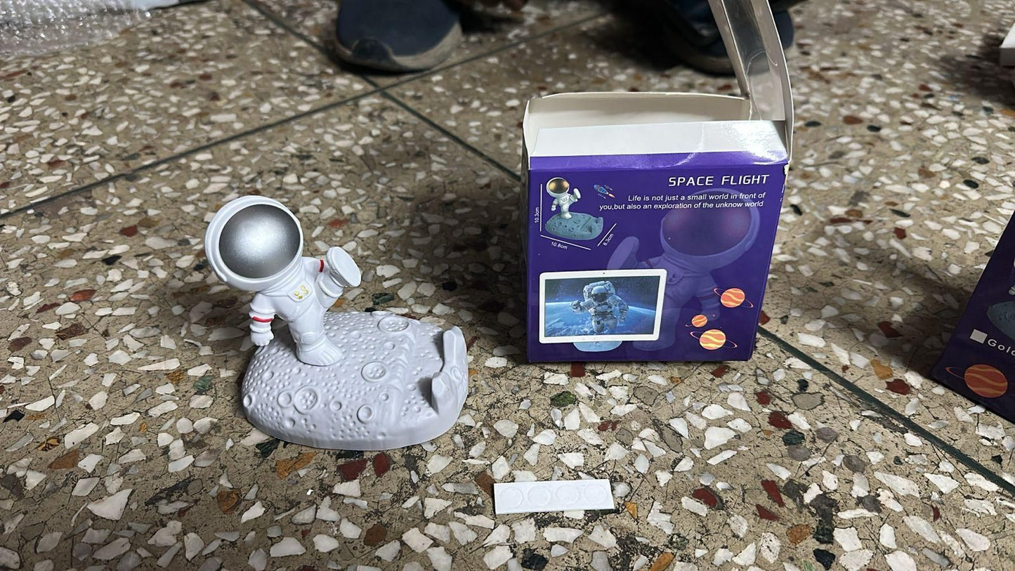 Astronaut Mobile Phone Stand – Nordic Space Design